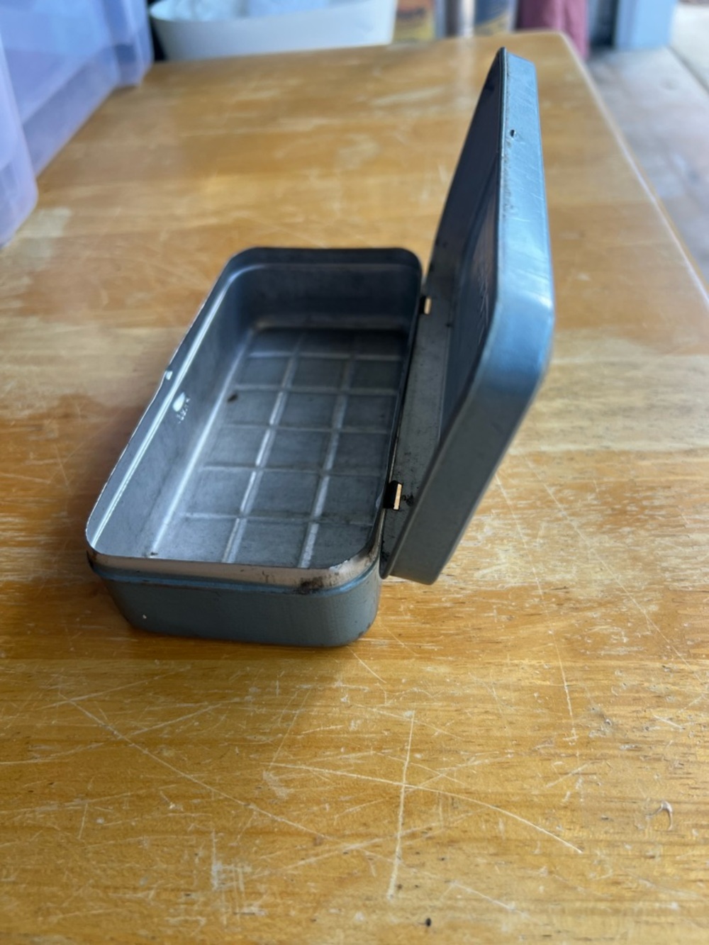 Vintage Silver Sewing Machine Accessories Tin Collectible - Picture 10 of 15